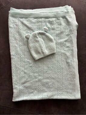 NWOT Bear Hat and Blanket
